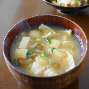 豆腐となめこ油揚げの味噌汁